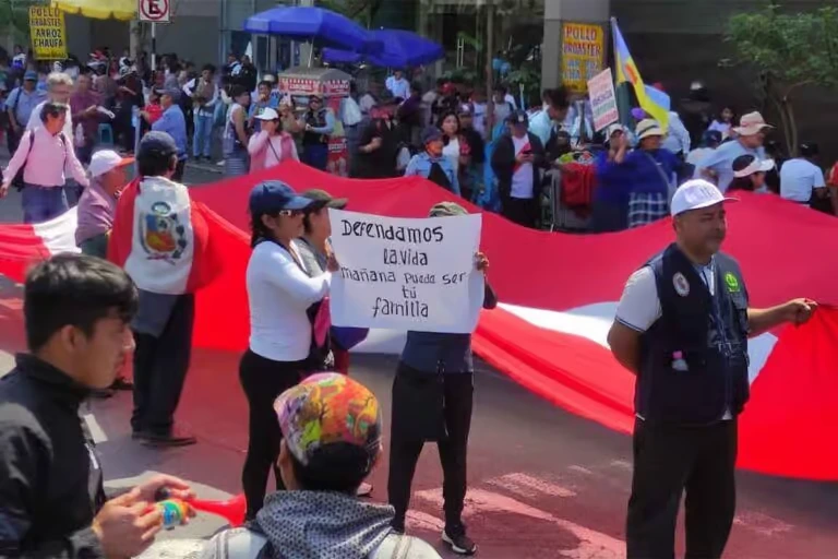 Ciudadanos protestan en las inmediaciones del Congreso de la República | Foto: María Ximena Zuzunaga/EL PERFIL