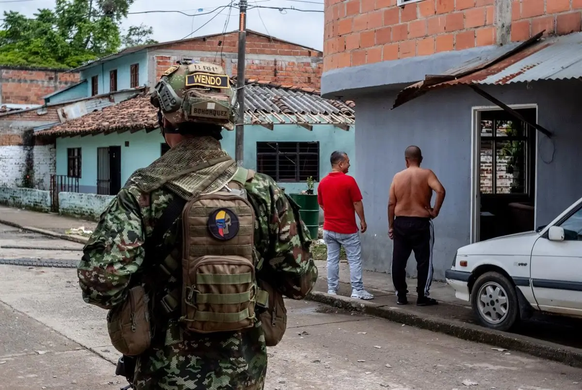 Archivo - Efectivo del Ejército colombiano patrulla las calles de una localidad - Europa Press/Contacto/Sebastian Marmolejo