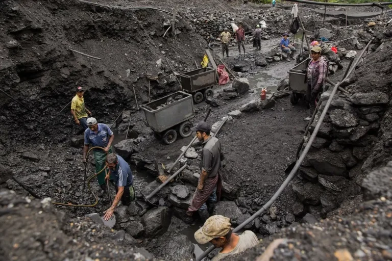 Rescatados con vida 23 mineros en Colombia tras estar 48 horas atrapados en una mina en el noroeste del país