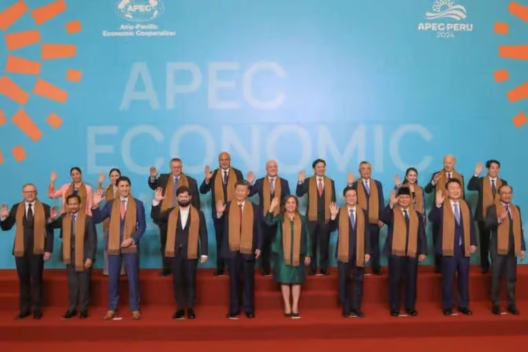 Los 20 líderes que participaron en APEC 2024 posan juntos para la foto oficial en el cierre de la cumbre | Foto: Presidencia