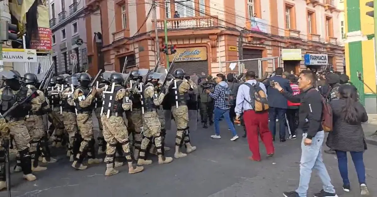 Militares abandonan la plaza Murillo en Bolivia (Foto: Unitel)