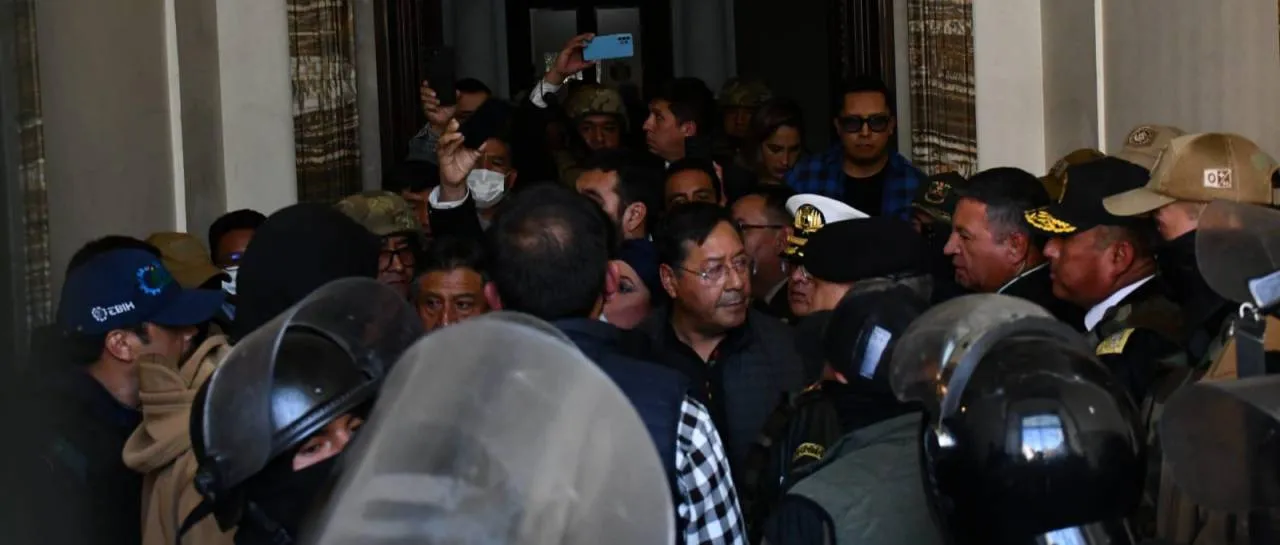 Militares ingresaron por la fuerza al Palacio de Gobierno de Bolivia (Foto: Unitel)