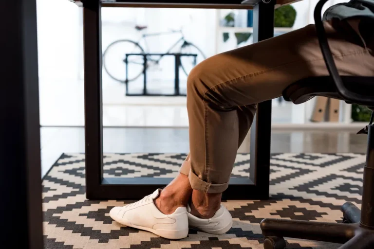 La regla definitiva para combinar zapatillas y botas y verte profesional