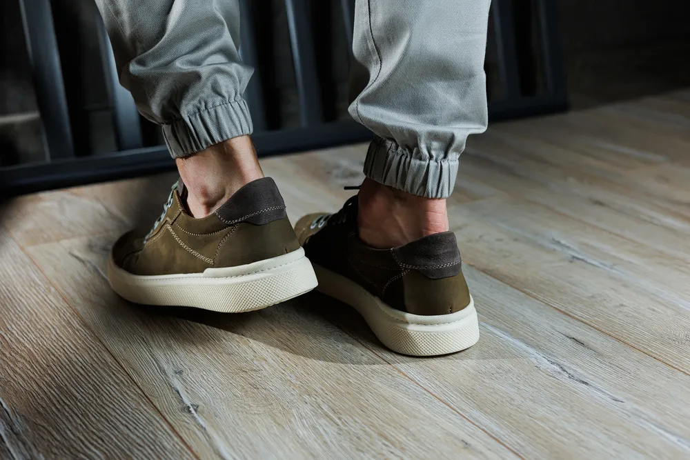 Zapatillas en el trabajo: de lo prohibido a lo imprescindible | Foto: Depositphotos