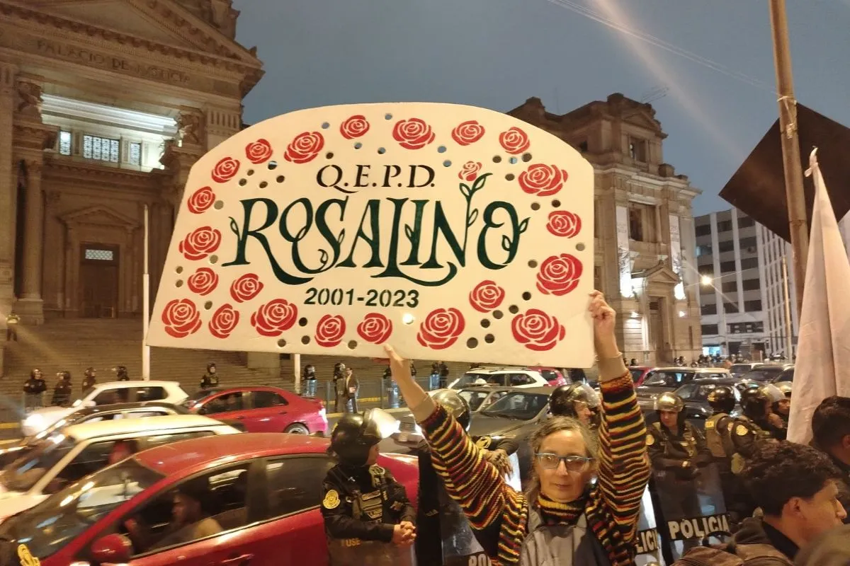 Familiares de los deudos de las protestas contra Boluarte realizaron una vigilia en los exteriores del Palacio de Justicia (Foto: Dany Seminario Coronado)
