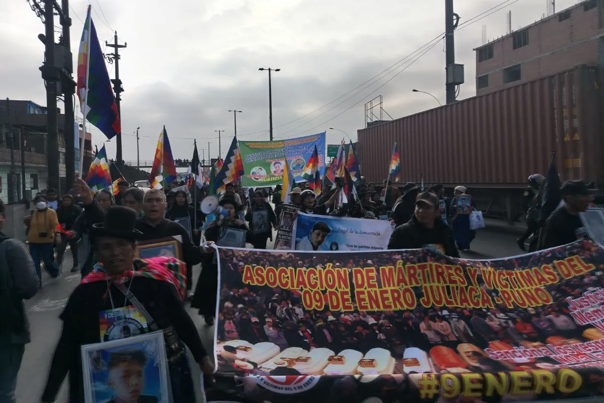 Familiares de los mártires y víctimas de las protestas contra Dina Boluarte se movilizaron al Palacio de Justicia (Foto: Dany Seminario Coronado)