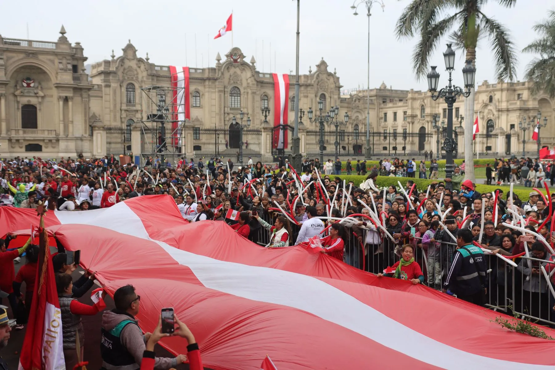 Fiestas Patrias Perú 2024 en vivo 1 Ciudadanos celebran Fiestas Patrias en la Plaza de Armas de Lima (Foto: Andina / Lino Chipana)