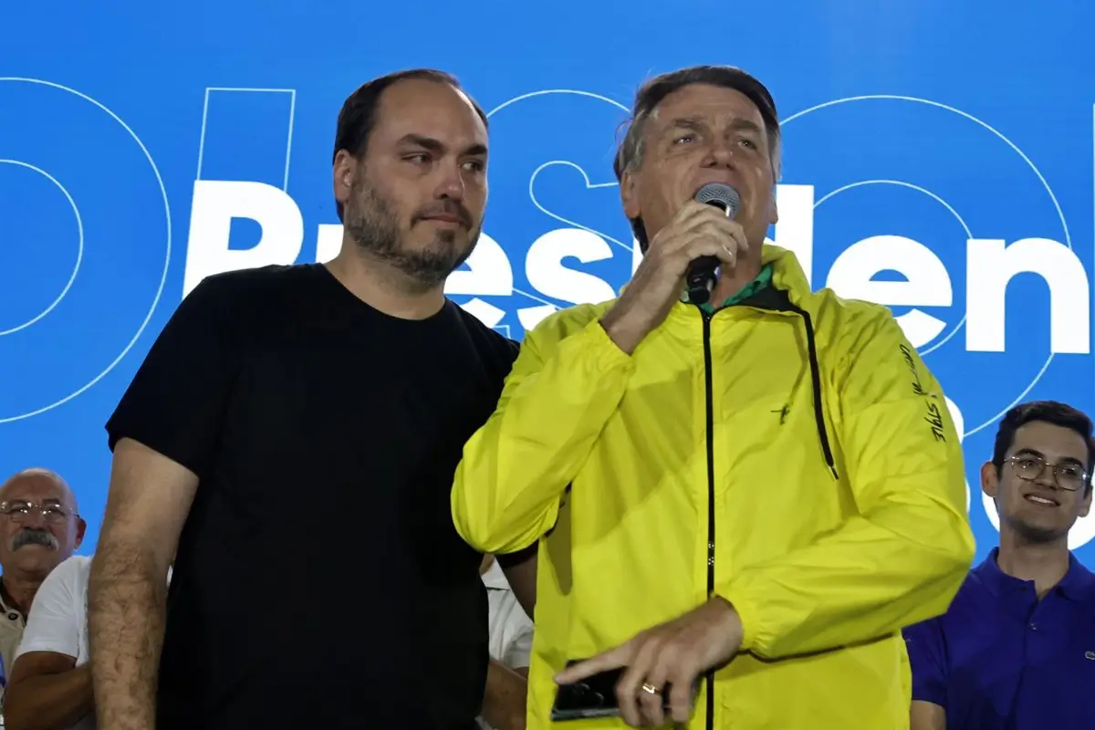 Archivo - Carlos y Jair Bolsonaro. - Europa Press/Contacto/Lc Moreira, Lc Moreira