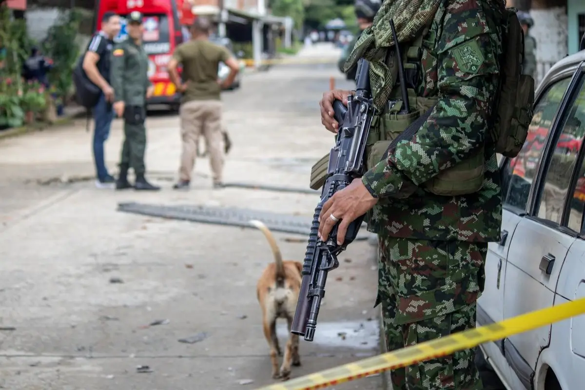 Archivo - Un militar frente a un operativo en Colombia - Europa Press/Contacto/Sebastian Marmolejo