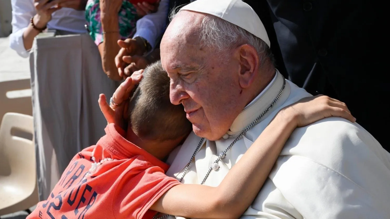 El Vaticano publicó el testamento del papa Francisco: pidió una tumba sencilla en Santa María la Mayor y ofreció su sufrimiento por la paz mundial 3 Un niño abraza al Papa Francisco durante una audiencia | Foto: Vatican Media Divisione - Archivo