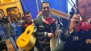 forocohes trolea al pp envia una banda de mariachis a su sede desierta 1