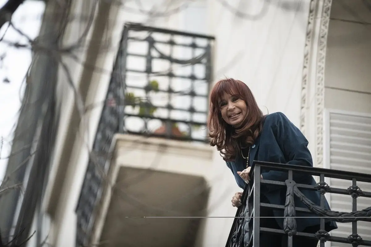 La expresidenta argentina Cristina Fernández de Kirchner saluda a simpatizantes desde el balcón de su residencia, en la que cumple prisión domiciliaria - Europa Press/Contacto/Manuel Cortina
