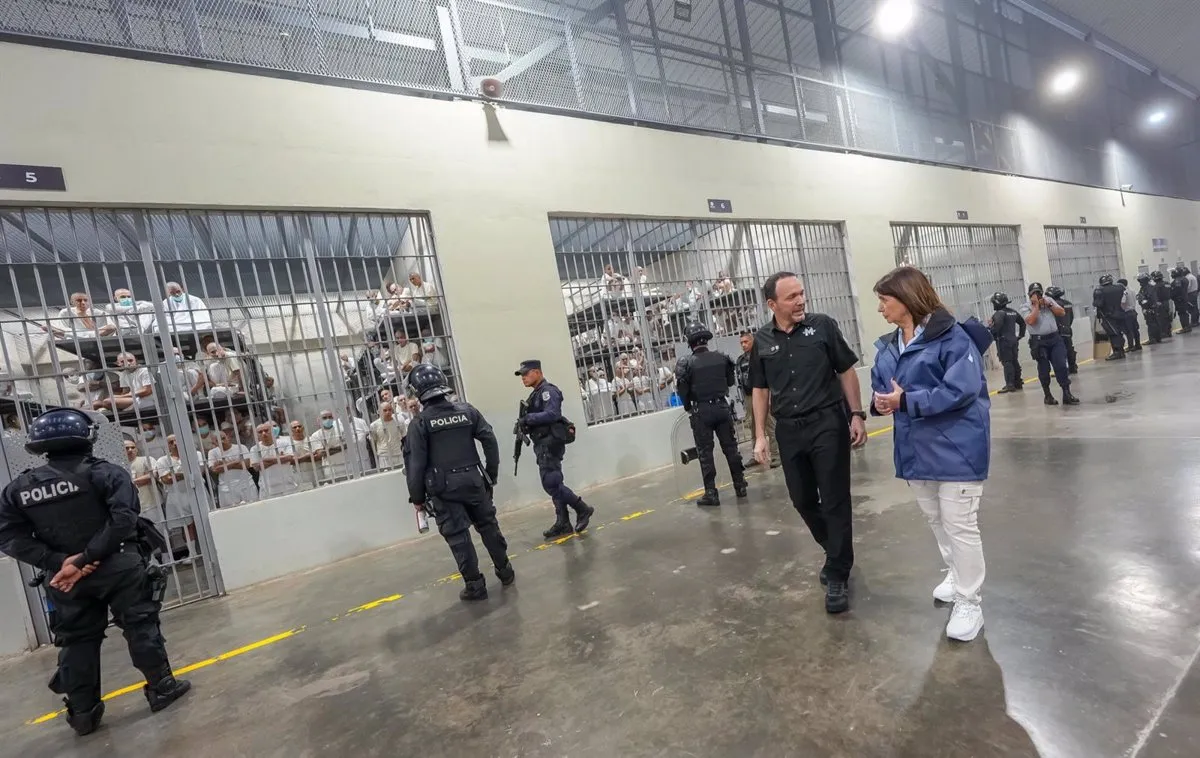 la ministra de seguridad de argentina visita la macrocarcel para pandilleros de el salvador 666f99526c57a