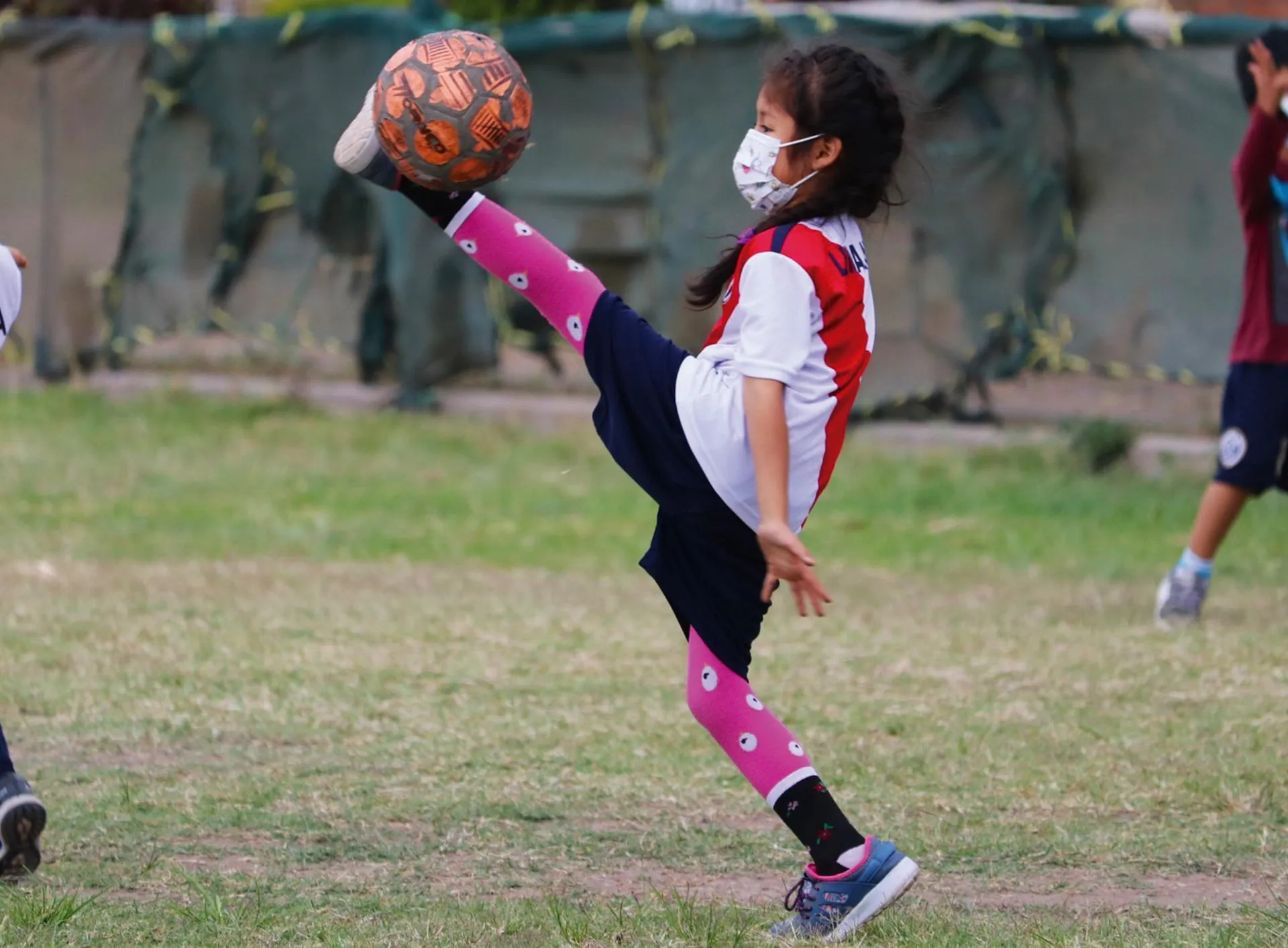 las mas pequenas tambien juegan futbol