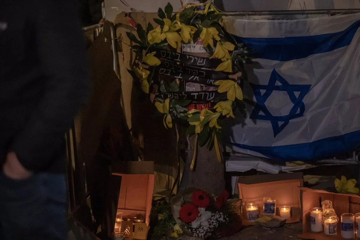 Memorial frente al instituto forense donde se han examinado los restos de la familia Bibas en Tel Aviv - Europa Press/Contacto/Gaby Schuetze