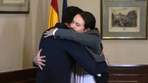pablo iglesias y pedros sanchez abrazo