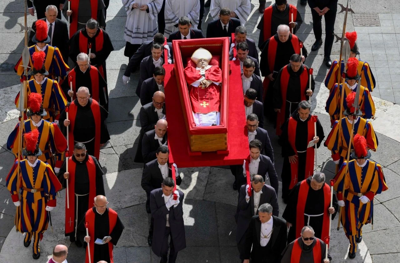 El cuerpo del papa Francisco fue trasladado en hombros desde su capilla en Santa Marta hasta la basílica de San Pedro | Foto: Vatican Media