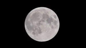 La luna llena brilla en el cielo durante la Semana Santa, reflejando la conexión entre la tradición religiosa y los fenómenos astronómicos. (Foto: Pexels / Peter de Vink)
