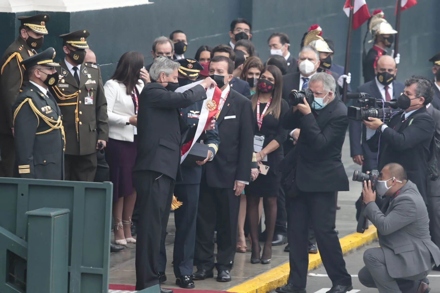 presidente francisco sagasti entrega banda presidencial en la puerta del congreso