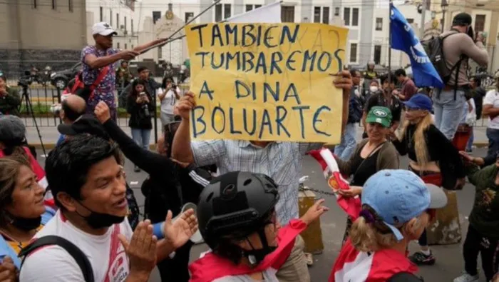 Dina y su escenario de incertidumbre y de muerte 2 protestas en peru contra dina boluarte