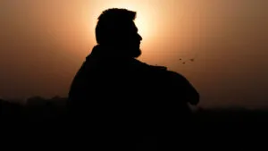 silueta de hombre solo