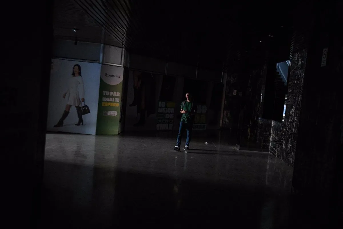 Una persona en el interior de un centro comercial en Chile en medio del apagón masivo que dejó a casi ocho millones de viviendas y negocios sin luz durante varias horas - Jorge Villegas / Xinhua News / ContactoPhoto