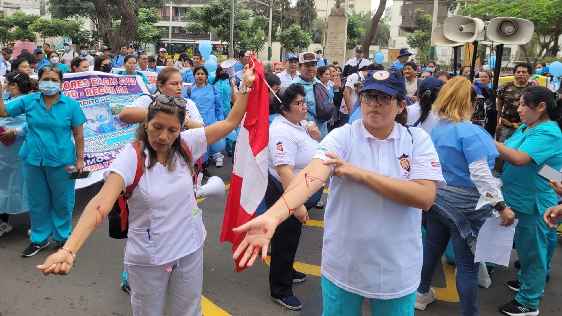 trabajadores cas covid despedidos de Essalud se desangran 1