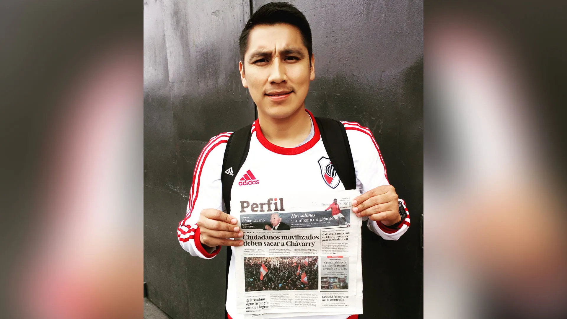 un lector del diario PERFIL posa con la primera edicion impresa