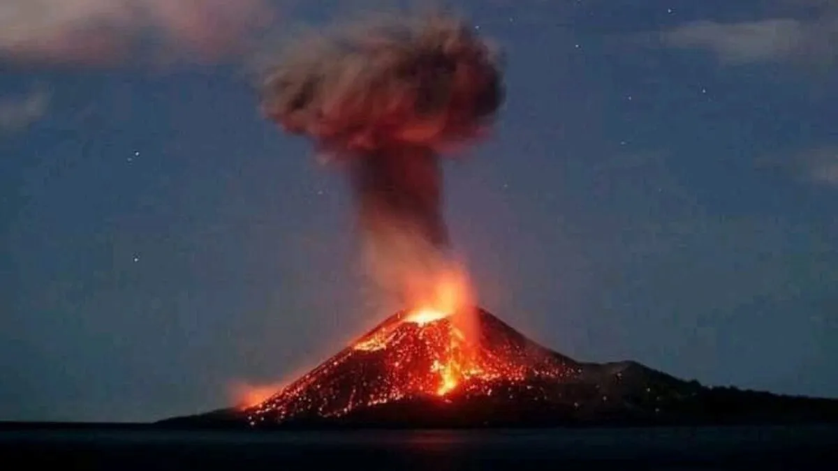 volcan krakatoa erupcion viernes 10 abril 2020 video