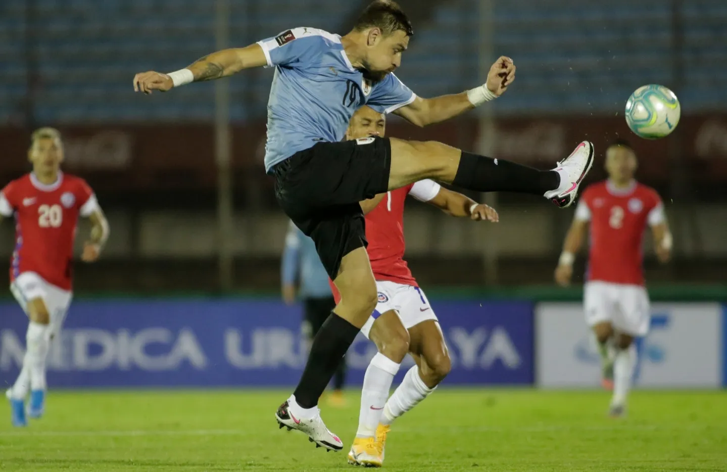 Con polémica, Uruguay debuta con un triunfo agónico sobre Chile en Montevideo