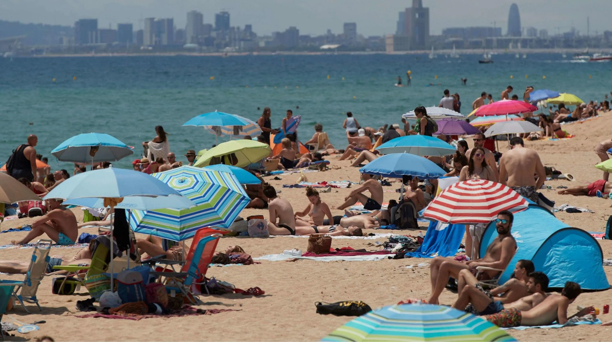 Nueva normalidad en España: abrieron los aeropuertos y las playas colapsaron de turistas