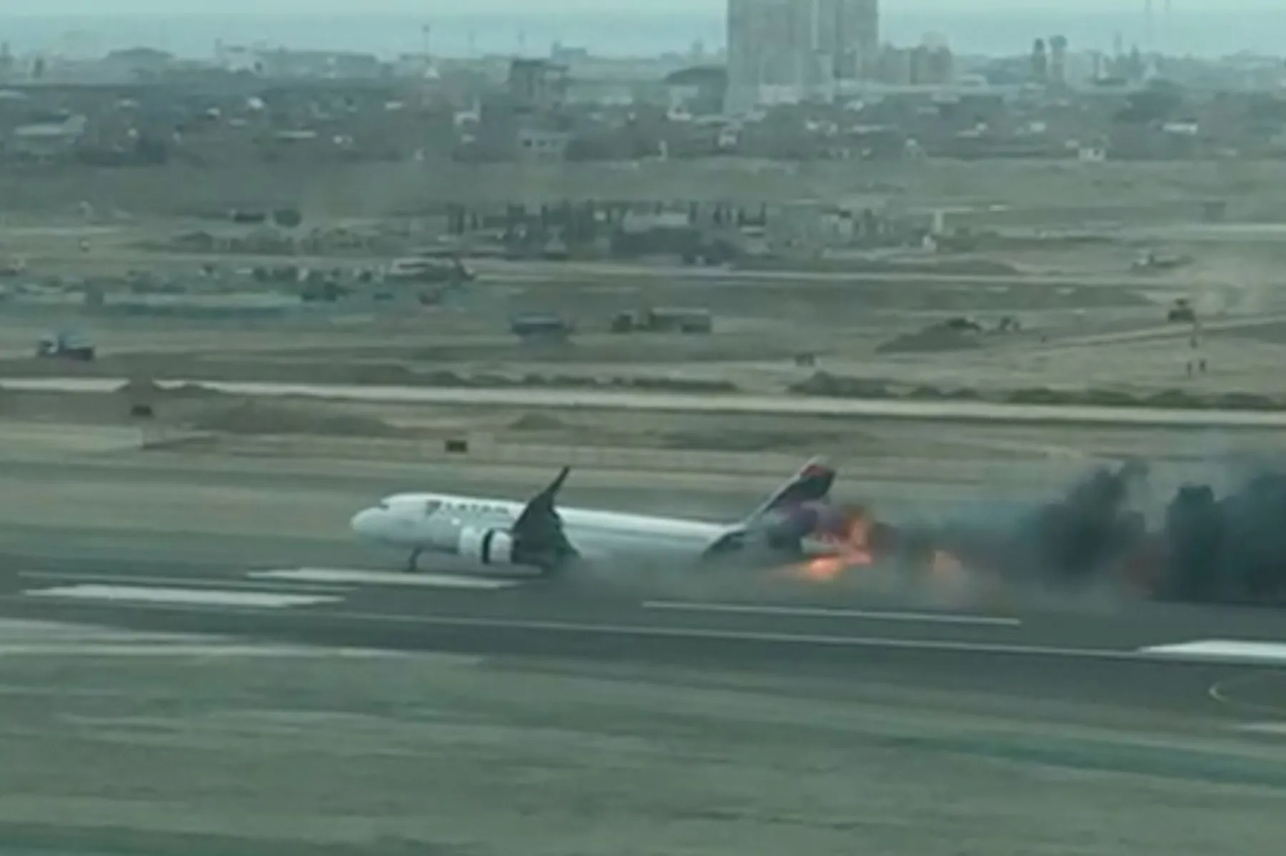 Dos bomberos mueren en choque de avión de LATAM con un camión en el Jorge Chávez