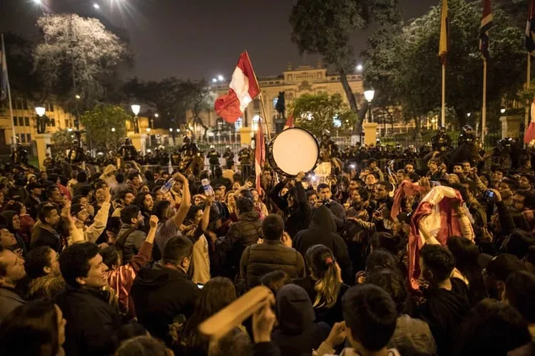Convocan para mañana a una nueva movilización en apoyo a la disolución del Congreso