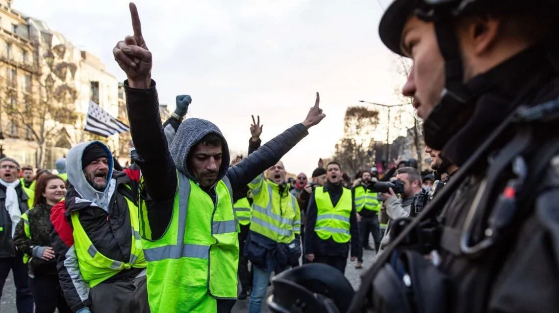Los "chalecos amarillos" se comprometen a luchar a pesar de las concesiones de Macron
