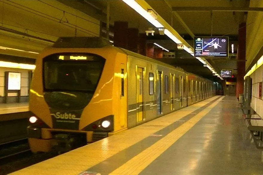 Trabajadores del metro de Buenos Aires liberan molinetes en apoyo a marcha de mujeres
