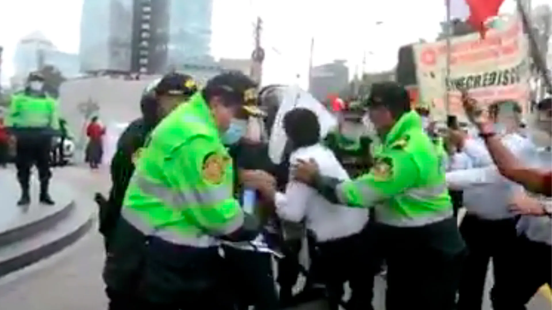 Detienen de manera arbitraria y abusiva a sindicalista que protestaba frente a Scotiabank