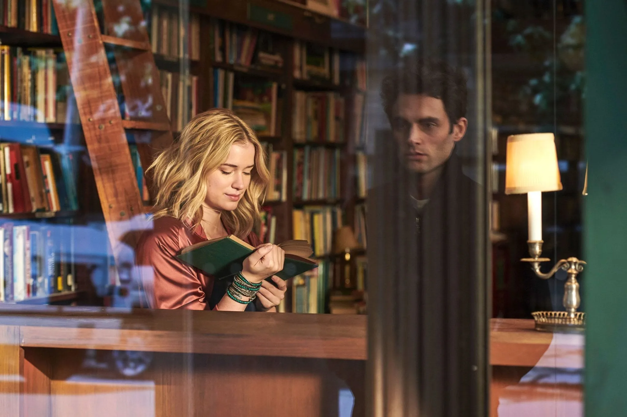 El final de You, la nueva serie de Netflix, que dista mucho del sádico desenlace del libro original