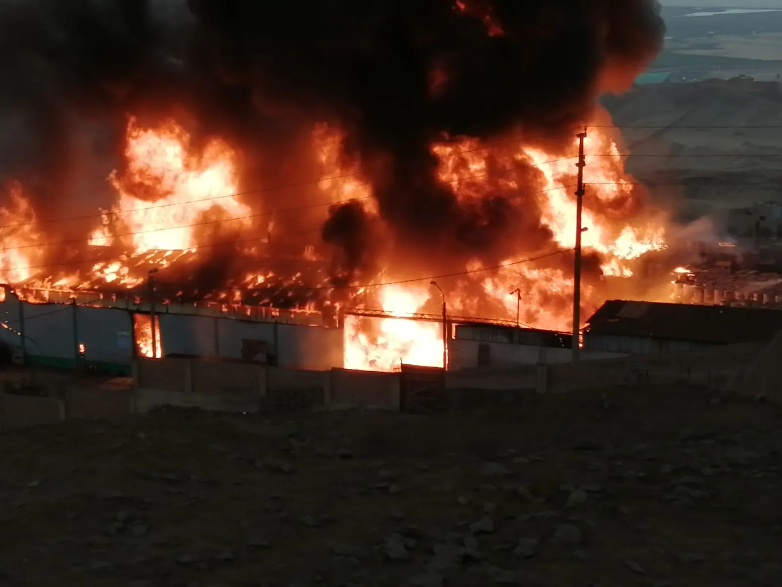 Ventanilla: Incendio en fábrica de thinner y pinturas en zona industrial de Pachacútec