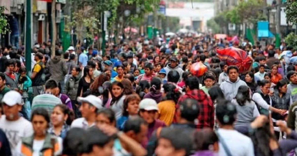 Millones de peruanos sobreviven en la pobreza y sin vacunas a la vista