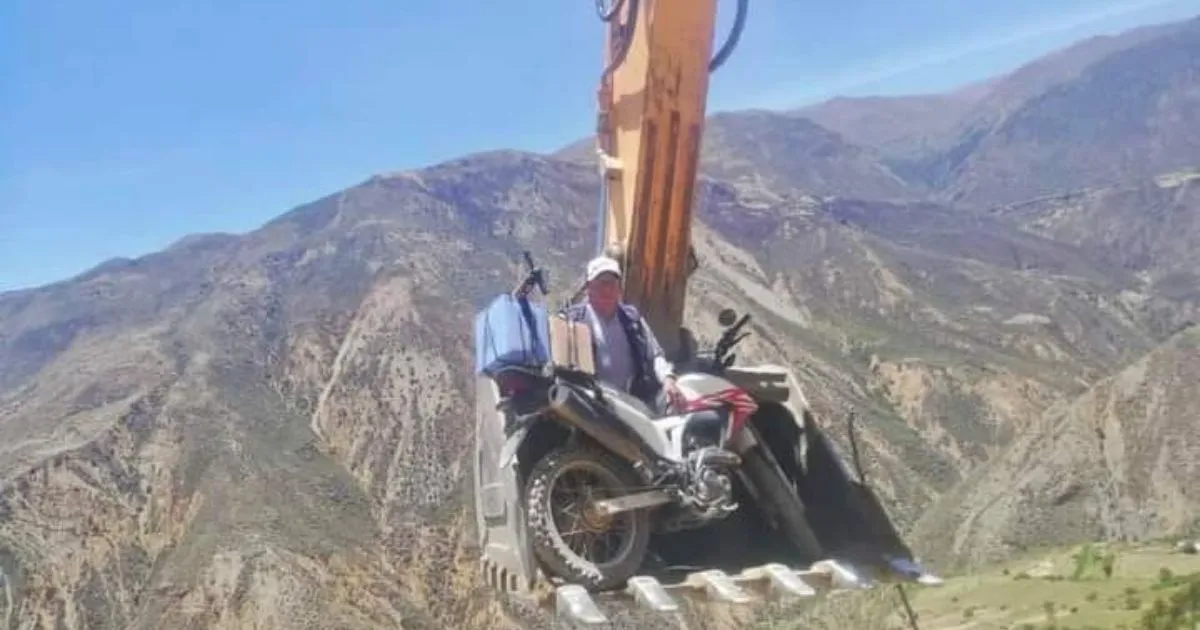 Enfermero arriesga su vida al cruzar un acantilado en una maquinaria para atender a niños de comunidad de Paire