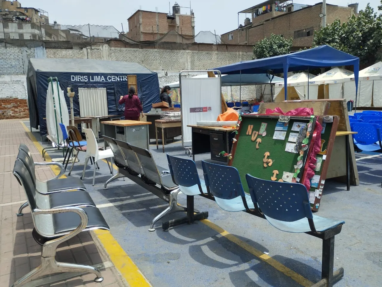 Trasladan centro de salud a una loza deportiva sin luz ni baños