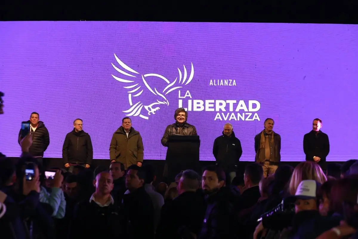 Milei protagoniza otro hostil acto electoral con lanzamientos de piedras y un reportero herido