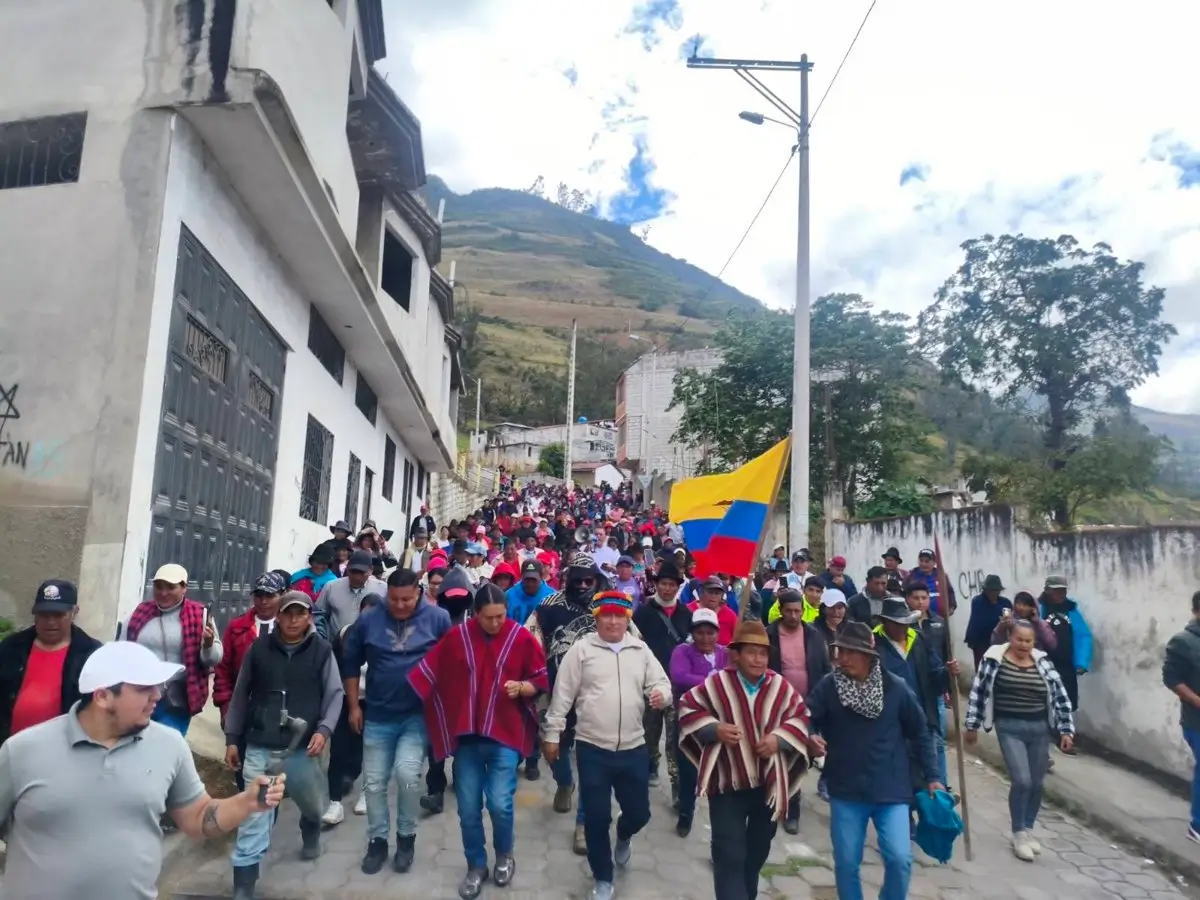 Noboa advierte de que les aplicará la ley "como delincuentes" si los indígenas marchan sobre Quito