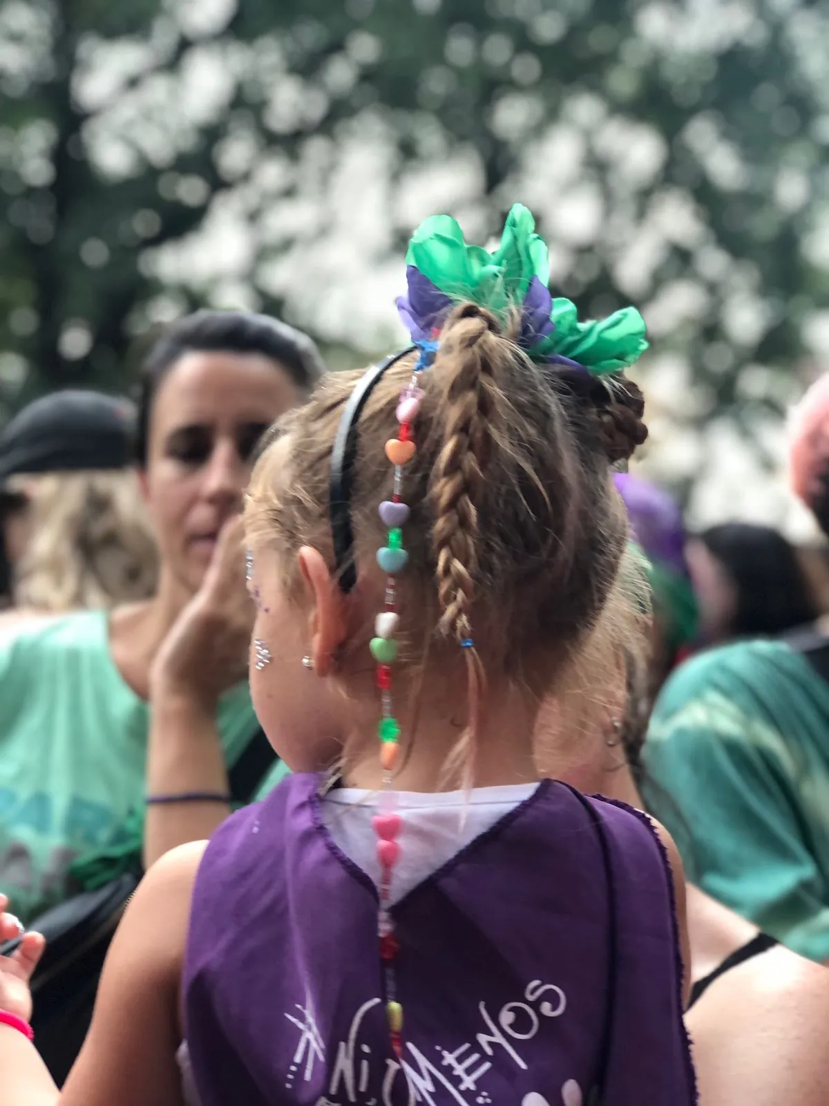 Mujeres argentinas marchan contra las políticas cavernarias de Milei