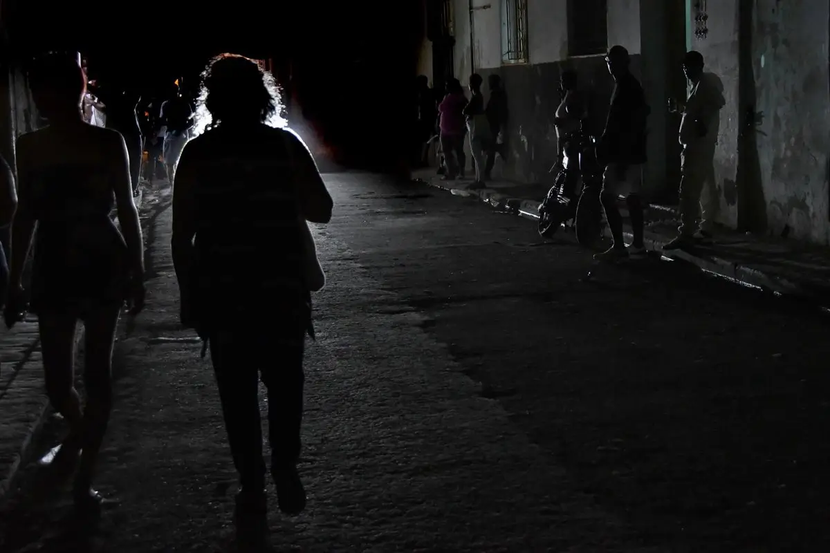 Cuba recupera progresivamente la electricidad tras el apagón masivo en toda la isla