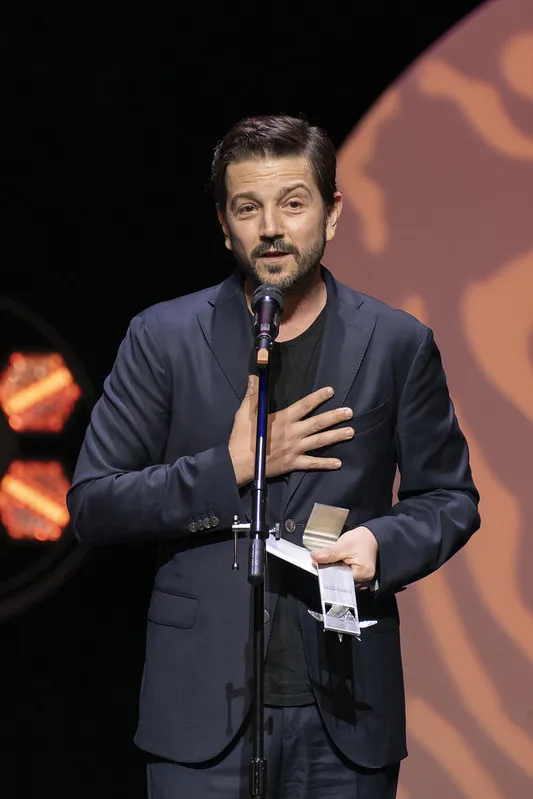El actor Diego Luna recibe el Mayahuel de Plata a la trayectoria al cine mexicano en el Festival de Cine de Guadalajara.
(Foto: FICG / Diego Gasca)