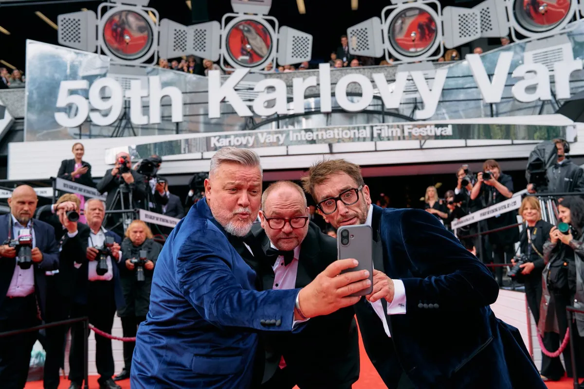 Moderador Miloš Pokorný, Actor Marek Taclík y Actor Jakub Žáček en la gala de clausura del festival