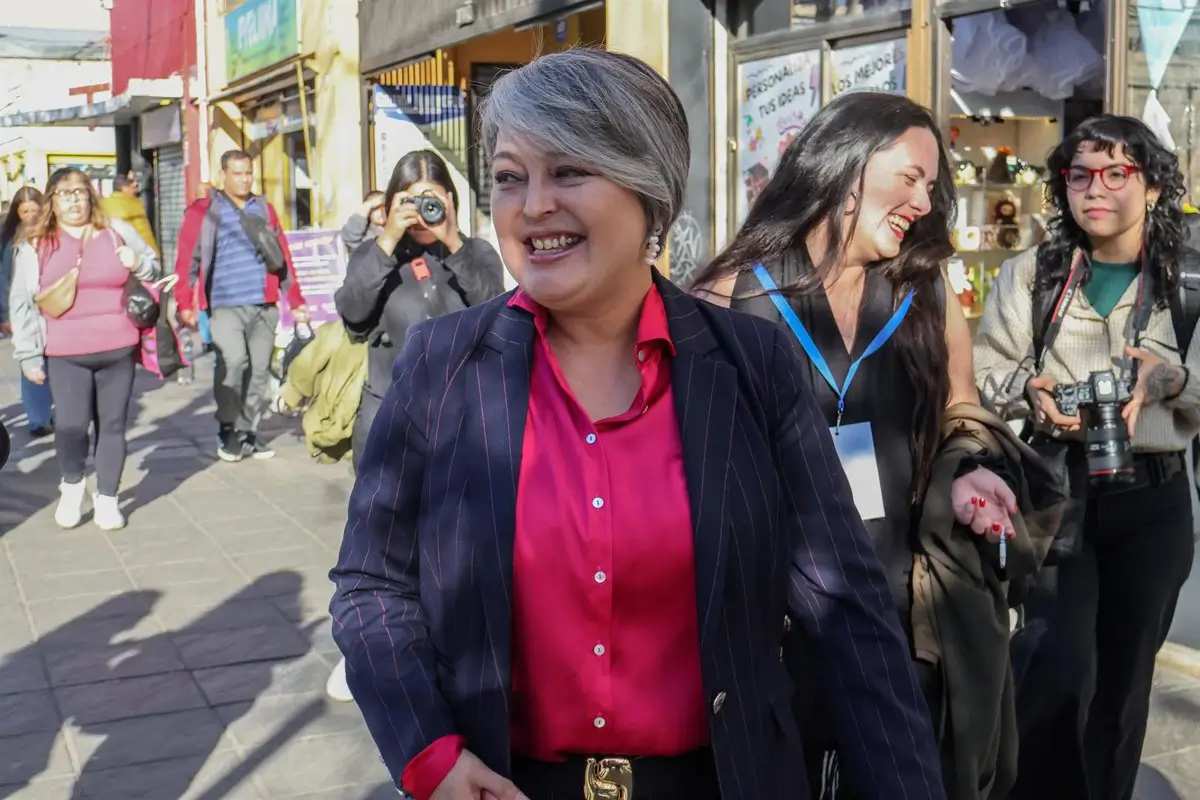 Jeannette Jara (izquierda) lidera claramente en la última encuesta para las elecciones presidenciales de Chile