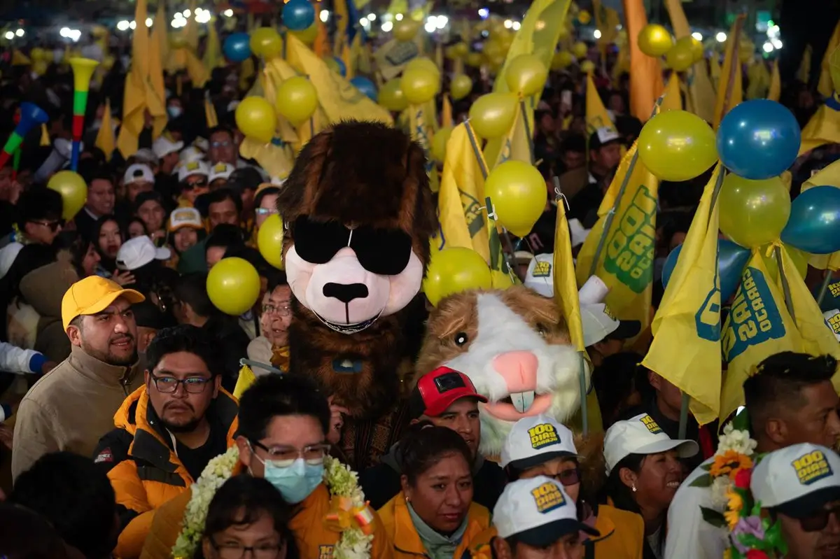 Abren los colegios electorales para las elecciones presidenciales en Bolivia