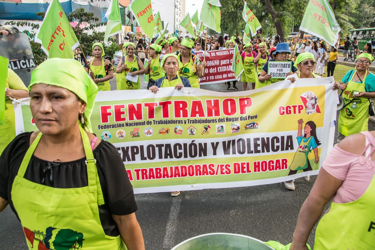 Trabajadoras del hogar se suman a protesta del 19 con lavado de bandera en plaza Dos de Mayo